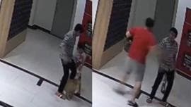 Empuja a un perro y el dueño lo noquea