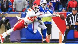 Eric Berry con el uniforme de los Jefes de Kansas City durante un partido, mostrando determinación en el campo.