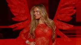 Karol G brilla en el Victoria’s Secret Fashion Show con un show inolvidable
