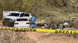 Peritos forenses investigan en una fosa clandestina