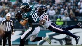 Jake Elliott celebra tras anotar el gol de campo que dio el triunfo a los Philadelphia Eagles sobre los Houston Texans.