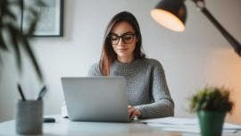 Persona usando una computadora para solicitar un préstamo en línea sin buró en México.