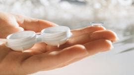 El denunciante indicó que momentos antes sorprendió a tres personas sustrayendo 158 paquetes de lentes de contacto, con un valor aproximado de 41 mil 80 pesos,