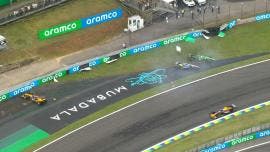 El incidente ocurrió en la séptima de las 24 vueltas programadas, a la salida de las conocidas ‘S de Senna’, donde ambos monoplazas perdieron el control y chocaron contra las vallas de protección. 