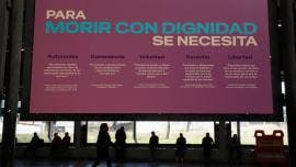 De acuerdo con Fernández, la legislación mexicana actual considera la muerte asistida como “homicidio por piedad”, con sanciones de hasta cinco años de prisión. 