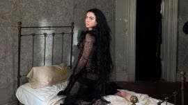 CHARLI XCX EN ESCANDALO 