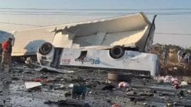 Choque entre dos tráileres provoca volcadura de una vagoneta