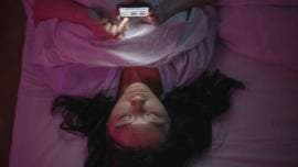 Una vez que generan confianza, los agresores normalizan conversaciones íntimas, proponen retos y, en algunos casos, buscan encuentros en persona. 