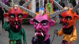 A lo largo del trayecto, la multitud disfrutó de coloridas representaciones y música, en una fiesta donde, como dicen muchos, “no se celebra la muerte, sino la vida”.