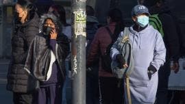 La imagen de monitoreo del Popocatépetl no reporta emisiones recientes de ceniza volcánica; en caso de registrarse, la pluma se desplazaría hacia el Suroeste