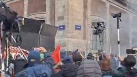 intenta CNTE tumbar vallas Zocalo CDMX.jpg