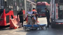 Las cámaras de la unidad biarticulada registraron el momento en que la motocicleta ingresó al carril confinado