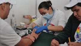 Personal médico del IMSS realiza una prueba rápida de detección de VIH