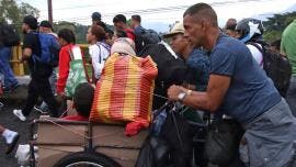 Personas caminan en una caravana migratoria con destino a Estados Unidos