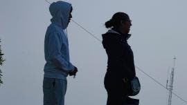 Se recomienda usar varias capas de ropa, evitar cambios bruscos de temperatura y proteger a menores