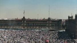 Tras el retiro de la cerca, personas que avanzaban en la marcha celebraron la acción, mientras que otros señalaron que podría tratarse de una estrategia gubernamental para desacreditar al contingente