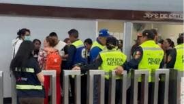 caen personas escaleras Metro Ciudad Deportiva.jpg