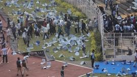 Tras los incidentes en el estadio y las cargas policiales en el hotel, la comitiva de Messi se trasladó al aeropuerto