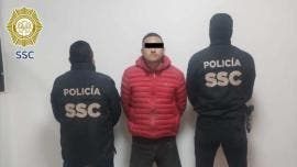 De acuerdo con las autoridades capitalinas, el detenido fue identificado como integrante de un grupo delictivo generador de violencia, dedicado al narcomenudeo y la extorsión.