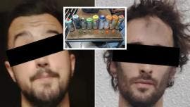 Durante la inspección, los oficiales les aseguraron nueve aerosoles de distintos colores y 13 bolsitas con marihuana, motivo por el cual ambos sujetos fueron detenidos.