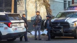 De acuerdo con las indagatorias, un hombre de aproximadamente 35 años de edad fue hallado sin vida, con golpes contusos, en el cruce de las calles Oyamel y Azhares.