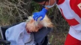 Mujer de la tercera edad abandonada en Playa Bagdad