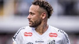 Neymar es operado de la rodilla 