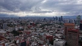 Ante este escenario, la SGIRPC recomendó a la población retirar objetos que puedan caer, evitar transitar cerca de árboles, postes o estructuras inestables, y asegurar techos, láminas y anuncios.