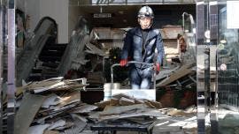 El sismo también provocó una alerta de tsunami que llevó a evacuar a más de 20 mil personas, tras observarse elevaciones de marea de hasta 70 centímetros