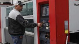 Trabajador opera maquinaria en una fábrica 