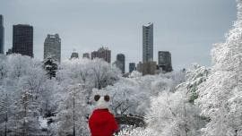 De acuerdo con la agencia, las nevadas comenzarán la tarde del viernes y se extenderán hasta el sábado, con afectaciones previstas en los viajes navideños, especialmente durante las horas de mayor intensidad del fenómeno.