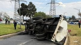 Durante las labores, Tránsito capitalino implementó cortes y desvíos a la circulación para facilitar los trabajos y evitar nuevos percances en la zona.