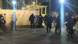 El uniformado inició una persecución y durante el intercambio de disparos, tanto él como uno de los implicados cayeron al suelo, mientras que un segundo sospechoso logró darse a la fuga.