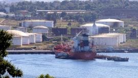 buque petrolero Ocean Mariner frente a los muelles de la refinería Ñico López