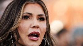 califica Noem terrorismo domestico asesinato mujer Minnesota.jpg