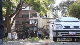 Debido a que varios departamentos funcionaban como hogar de mascotas, especialistas de la BVA acudieron para resguardar a los animales