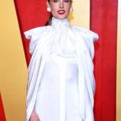 La modelo Alessandra Ambrosio apostó por un vestido capa en blanco (EFE)