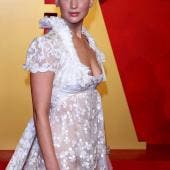 De blanco inmaculado apareció la actriz Jennifer Lawrence con un romántico vestido de corte imperio de Dior. (EFE)