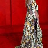Sin apenas maquillaje, Pamela Anderson fue de las pocas mujeres que eligió un vestido estampado, un caftán de Oscar de la Renta (EFE)