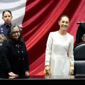 Claudia Sheinbaum y Norma Piña se saludan con 'besito'  (EFE / Cuartoscuro)