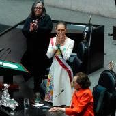 Claudia Sheinbaum y Norma Piña se saludan con 'besito'  (EFE / Cuartoscuro)