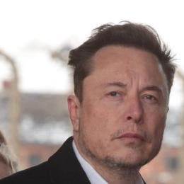 hija trans Elon Musk exiliarse EU Trump