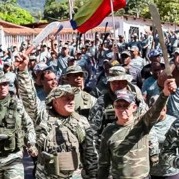 Diosdado Cabello, acompañado de seguidores del gobierno