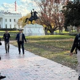 Integrantes del Servicio Secreto de los Estados Unidos custodian la entrada de la Casa Blanca 