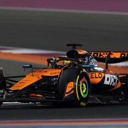 El neerlandés Max Verstappen tuvo un arranque sólido, pero su rendimiento cayó vuelta a vuelta y finalizó cuarto, seguido por Yuki Tsunoda