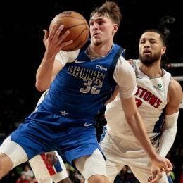 El desempeño de Cunningham, que firmó su mejor marca de asistencias en la temporada, fue clave para conectar con Duren y sellar la victoria 122-110. 