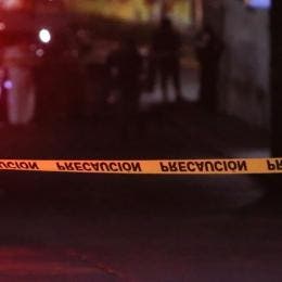 Durante la detención, varias personas intentaron interferir; sin embargo, los elementos controlaron la situación y continuaron con el procedimiento.