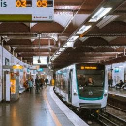 hombre hiere a tres mujeres con un cuchillo en el metro de París