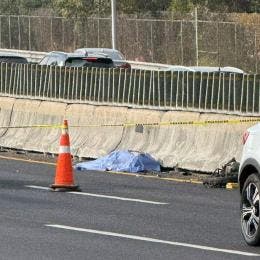 De acuerdo con los primeros reportes, el joven derrapó mientras circulaba, cayó sobre la carpeta asfáltica y posteriormente fue arrollado por varios vehículos, lo que le provocó la muerte en el lugar.