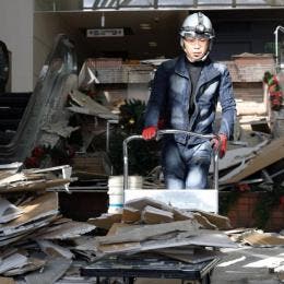 El sismo también provocó una alerta de tsunami que llevó a evacuar a más de 20 mil personas, tras observarse elevaciones de marea de hasta 70 centímetros